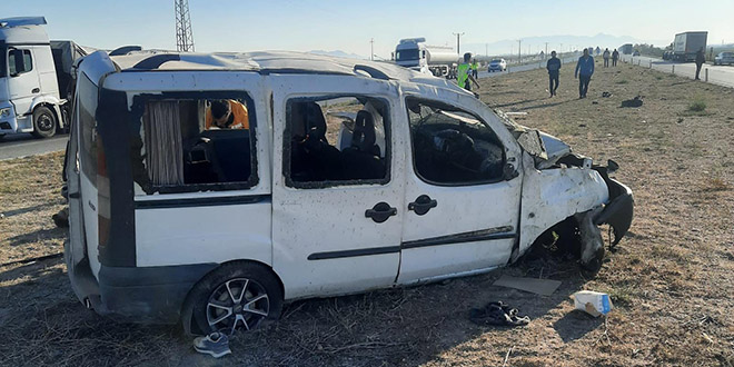 Konya'da refüje çarpan hafif ticari araçtaki 2 kişi öldü