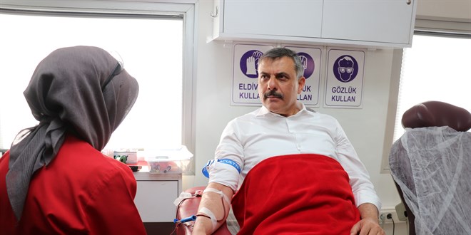 'Altın madalya'lı bağışçı Erzurum Valisi Çiftçi, 42. kez kan verdi
