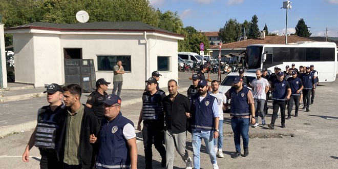 Uzun namlulu silahlarla görüntülenen 12 şüpheli tutuklandı