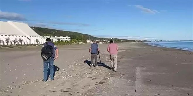 Sahilde dedektörle altın ve madeni para aradılar