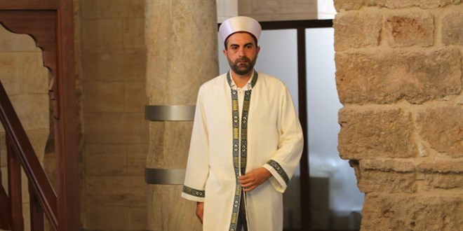 Cami imamı 6 dilde yerli ve yabancı turistlere İslamiyet'i tanıtıyor