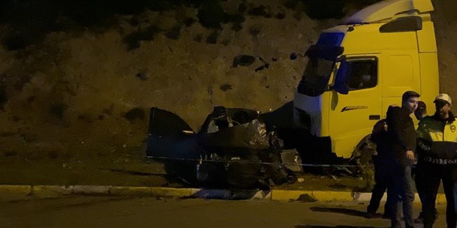Karşı şeride geçen tır otomobili biçti: 1 ölü