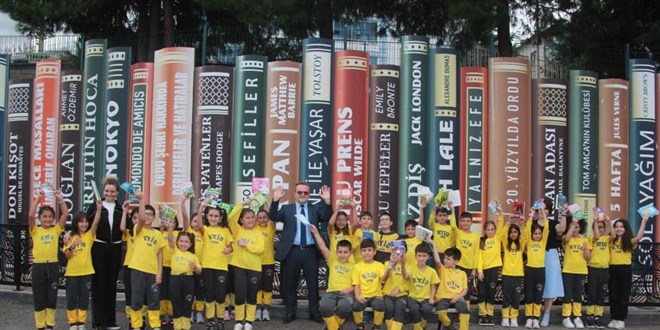 Kitap desenli okul duvarı okumaya teşvik ediyor