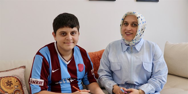 Otizmli oğlunun eğitimine katkı sağlayabilmek için eğitimci oldu
