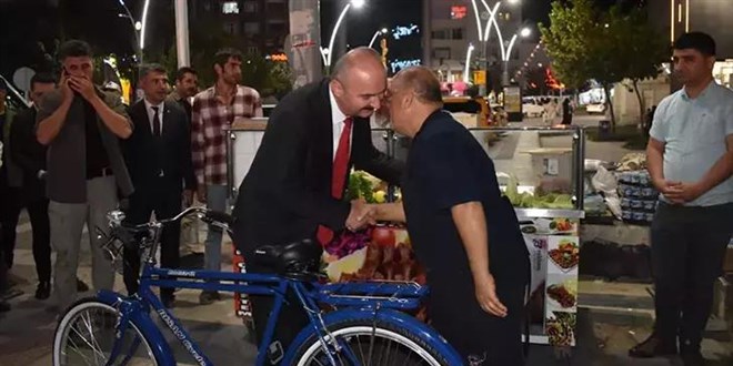Çalınan bisikletini Vali, çiğköftelerini Bakan Yerlikaya aldı