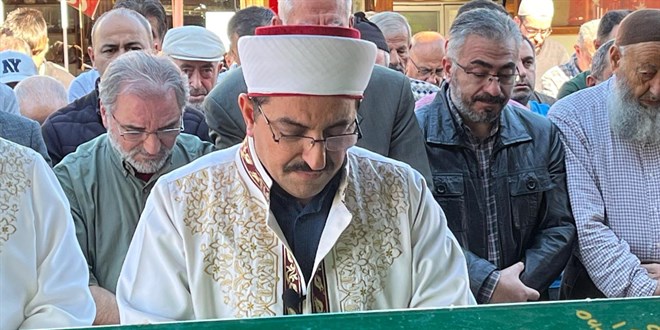 İmam babanın en zor anı: Oğlunun cenaze namazını kıldırdı