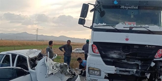 Afyonkarahisar'da tır ile otomobil çarpıştı: 3 ölü, 1 yaralı