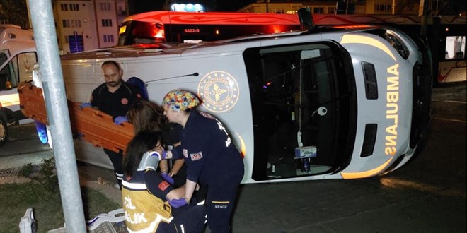 Tramvay ile ambulans çarpıştı! Yaralı sağlık çalışanları var