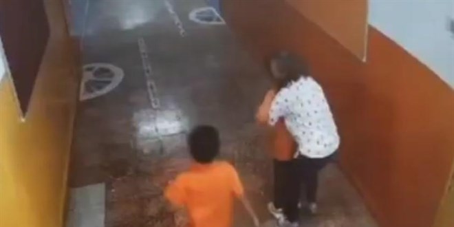 Nefes borusuna madeni para kaçan çocuğu öğretmeni kurtardı