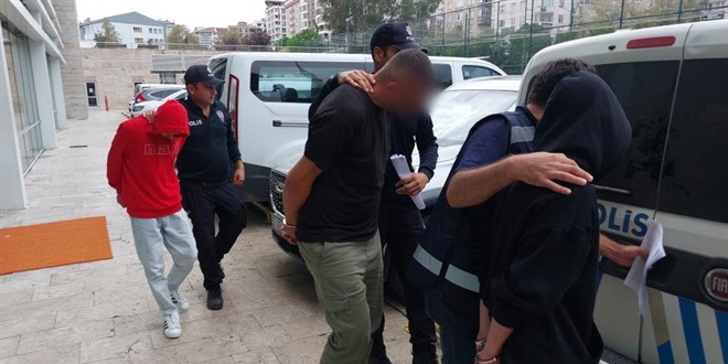 14 ya��ndaki erkek �ocu�una etek giydirilmesine 8 g�zalt�