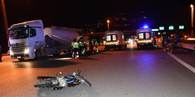 'Dur' ihtarına uymayan motosiklet polis memuruna çarptı