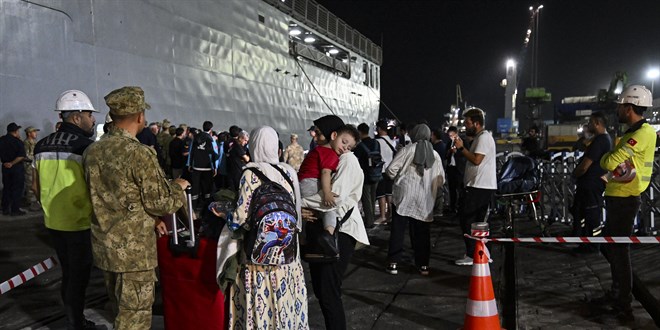 Lübnan'dan tahliye edilen sivilleri taşıyan ikinci gemi de Mersin'e ulaştı