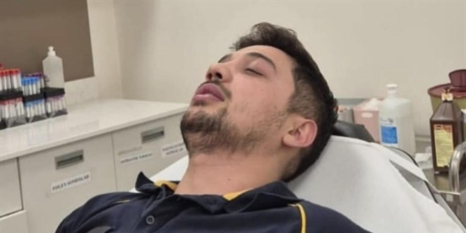 Hasta taşıyan ambulansın önünü kesip sürücüyü darbettiler