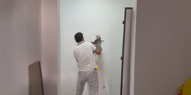 Kapısına duvar örülen kişi, iki yıl sonra mahkeme kararıyla evine kavuştu