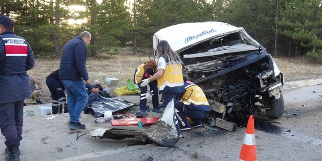 Karaman'da minibüs şarampole devrildi: 2 ölü, 13 yaralı