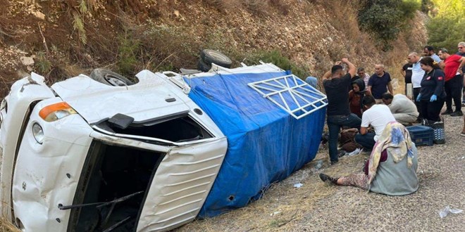 Antalya'da şarampole devrilen kamyonetteki 8 kişi yaralandı