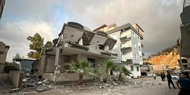 Hatay'da deprem hasarlı evin balkonunun çökmesi sonucu 2 kişi öldü