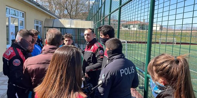 Edirne'de futbol maçında polise yumruk atıp hakaret eden 2 taraftar gözaltına alındı