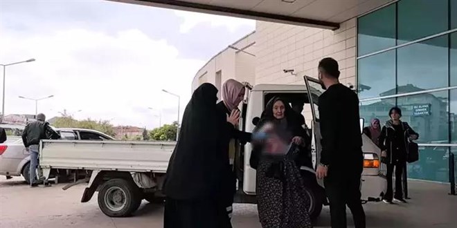 Köpekle kavga eden kedinin saldırısında yaralandı
