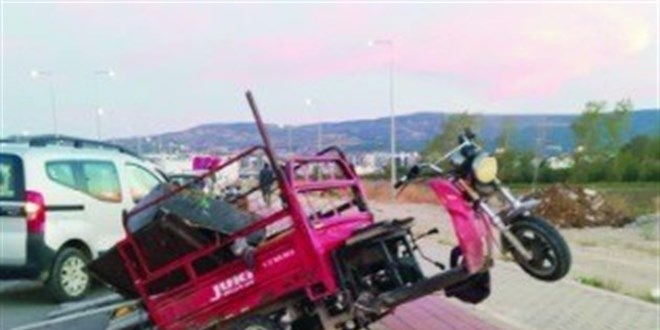 Çanakkale'de trafik kazası: 1 ölü, 1 yaralı