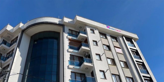 Down sendromlu genç, 40 günlük bebeği camdan attı