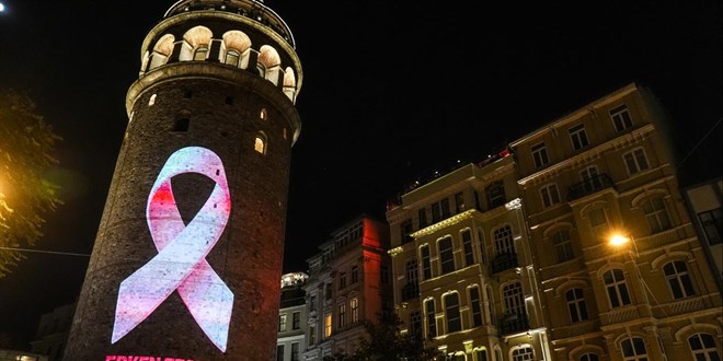 Galata Kulesi meme kanserine dikkati �ekmek i�in pembeye b�r�nd�