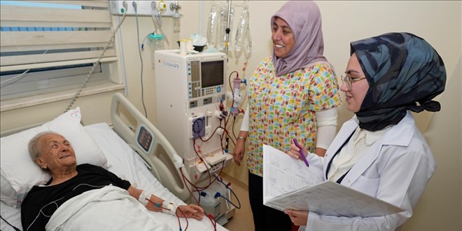 Genç doktorun en büyük yardımcısı aynı hastanede çalıştığı hemşire annesi