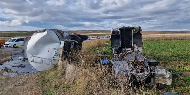 Tarım işçilerini taşıyan minibüs ile tanker çarpıştı: 1 ölü, 22 yaralı