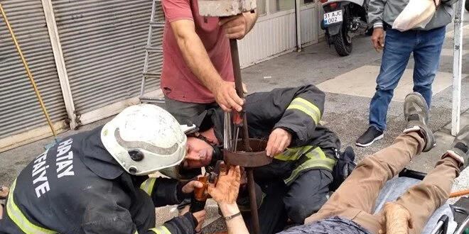 Elini kepenk makarasına sıkıştıran adamın yardımına itfaiye yetişti