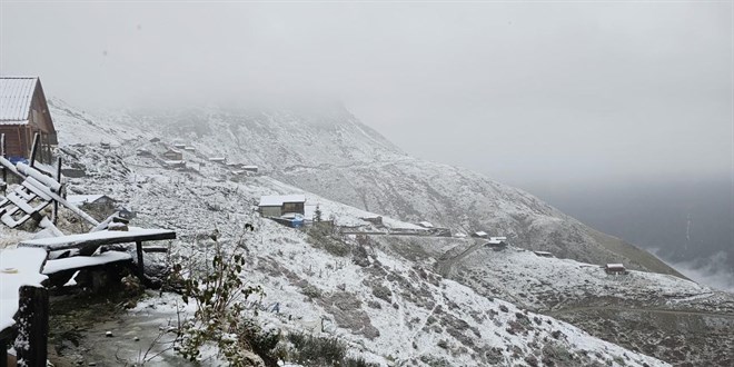 Türkiye'ye mevsimin ilk karı düştü