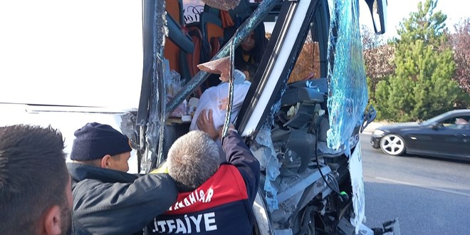 Yolcu otob�s� kamyona �arpt�! �ok say�da yaral� var