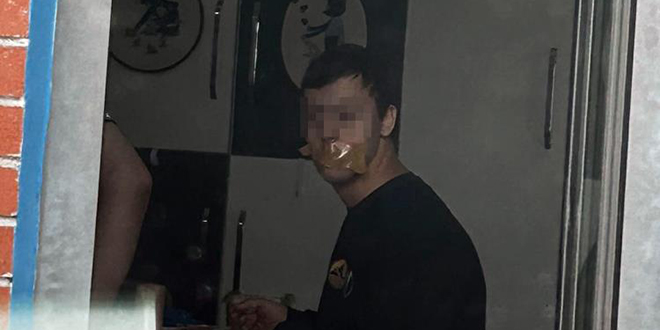 Down sendromlu öğrencinin ağzının bantlandığı fotoğrafa inceleme