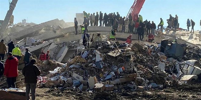 Depremde 27 ki�iye mezar olmu�tu: San�klar su�lamalar� reddetti