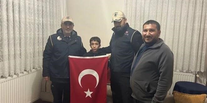 Kayseri'de yıpranmış bayrağı öpüp alnına koyan çocuğa anlamlı hediye
