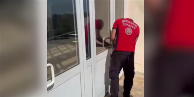 Veli toplantısı için gittiği okulda mahsur kaldı