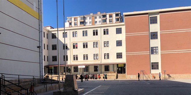 Depremden etkilenen 21 okulda eğitim yeniden başladı