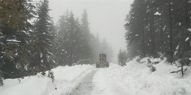 Bir�ok ilde kar ya���� etkili oldu: Kar kal�nl��� 50 santimetreyi ge�ti