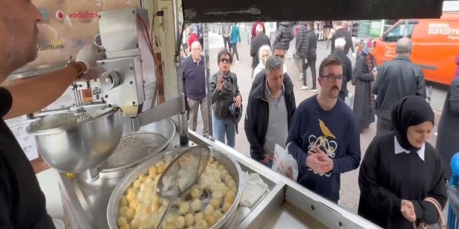 Kadıköy FETÖ elebaşının ölümünü lokma dağıtarak kutladı