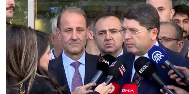 Bakan Tunç bıçaklı saldırıda yaralanan Müfettişi hastanede ziyaret etti