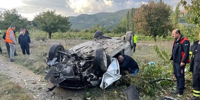 Tarlaya uçan otomobildeki kadın öldü, eşi ile 7 aylık oğlu yaralandı