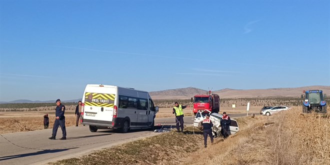 Okul servis minibüsü ile otomobilin çarpıştığı kazada 4 kişi öldü
