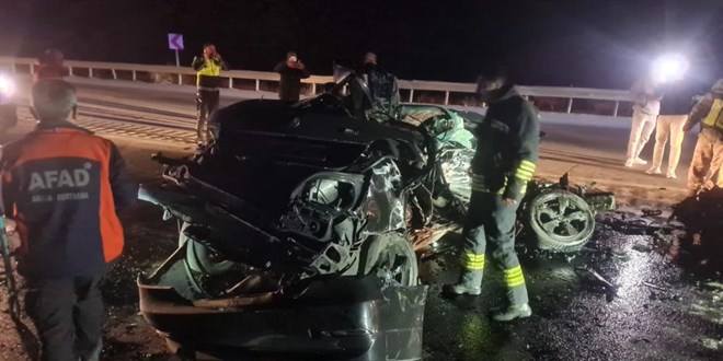 Erzincan'da otomobil ile tır çarpıştı: 3 ölü, 1 yaralı