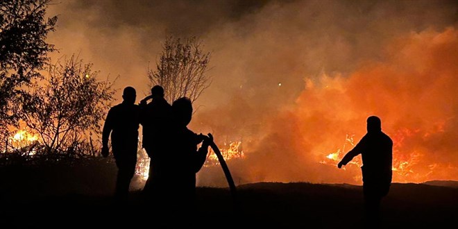 Antalya'da tarım araçlarının bulunduğu depoda yangın
