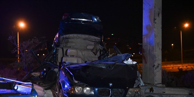 Ankara'da direğe çarpan araçtaki 4 kişi hayatını kaybetti