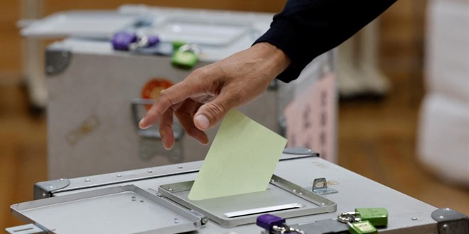Japonya'da halk erken genel seçim için sandık başına gitti