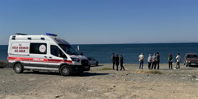 Hatay'da denizde mahsur kalan 2 balıkçı kurtarıldı
