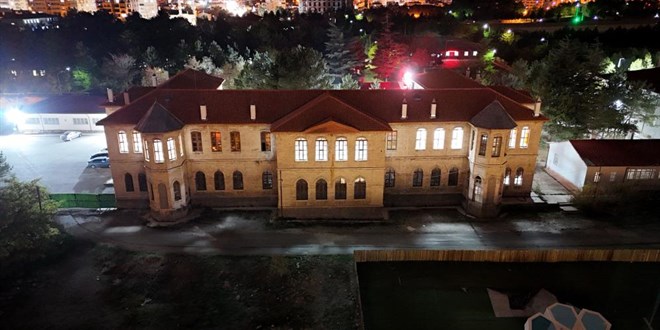 108 yıllık tarihi lisenin ışıkları hiç sönmüyor