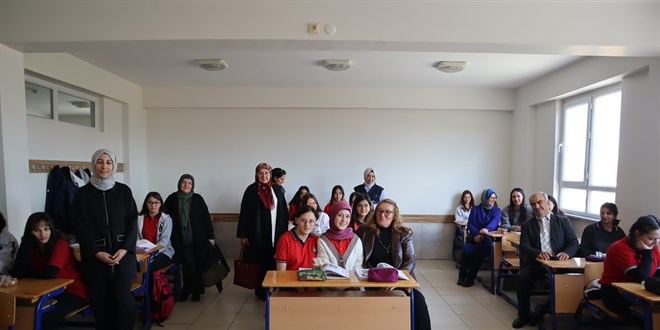 Kermes düzenleyip 5 afetzede akranına genç odası hediye ettiler