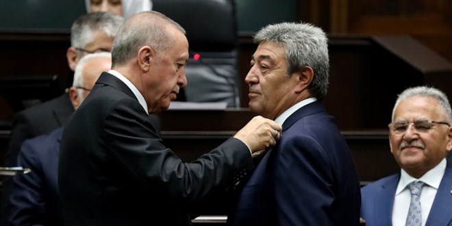 İYİ Parti'den istifa eden isim AK Parti'ye geçti: Rozetini Erdoğan taktı