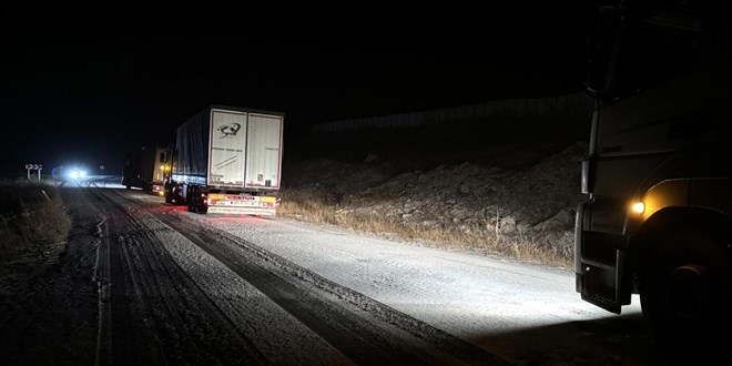 Ardahan'da kar ve buzlanma: Trlar yolda kald